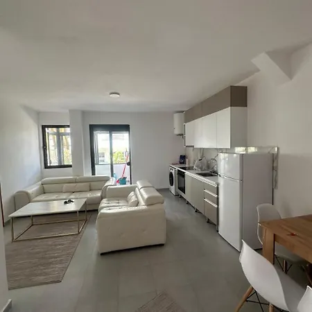 Seaside 2-br Flat With Terrace Daire *